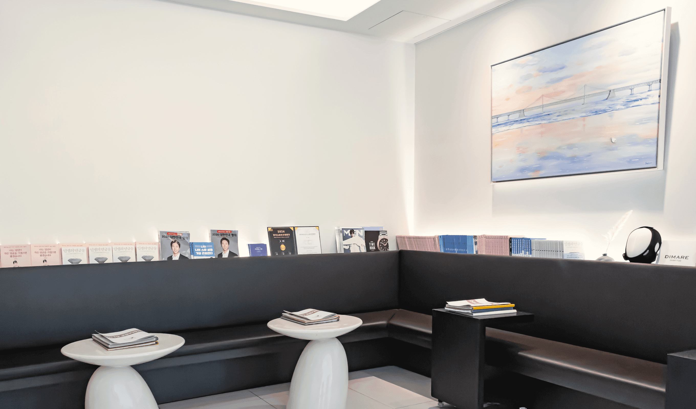 고객 대기 라운지, 편안한 소파 좌석과 다양한 도서가 비치된 안락한 휴게 공간