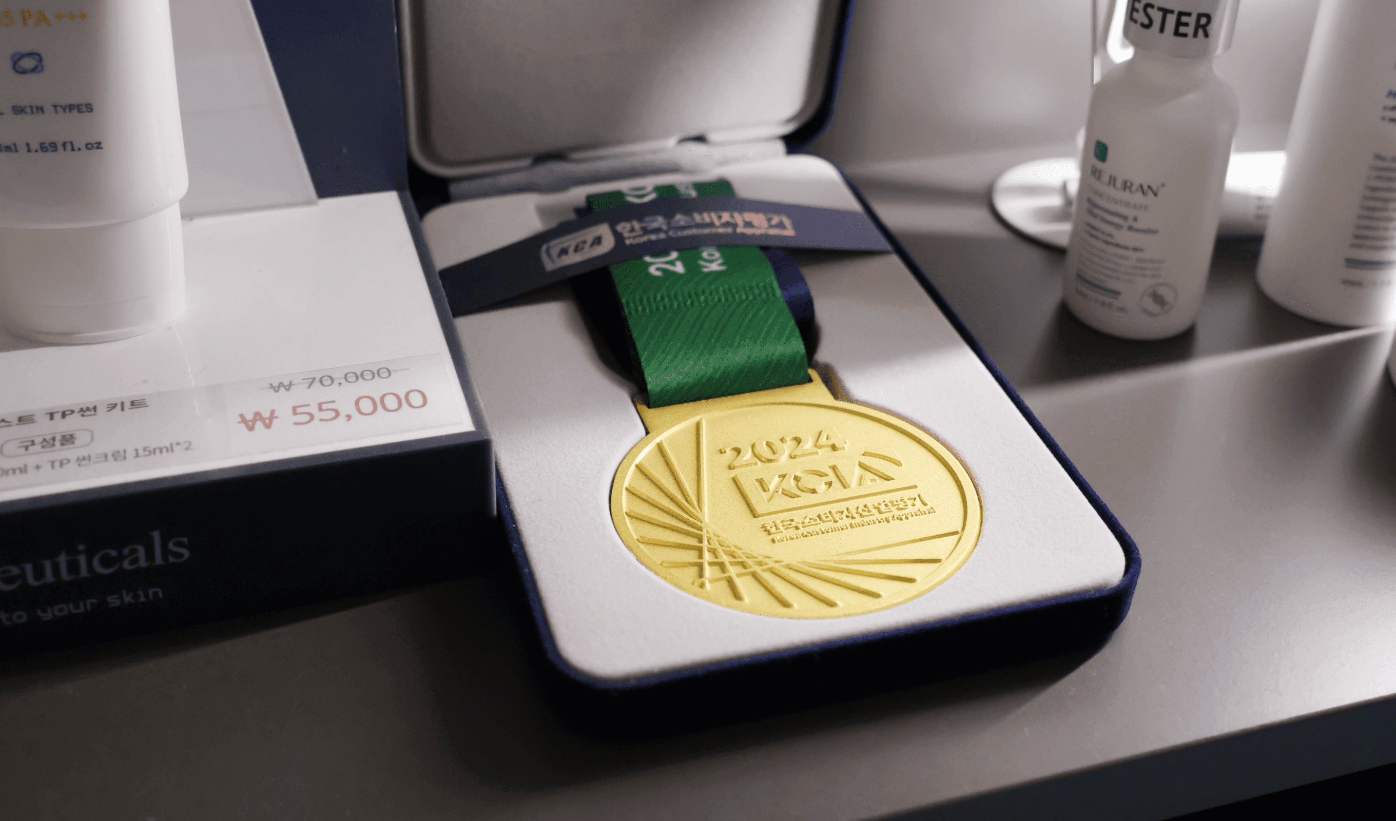 얼굴 지방 성형 부문의 우수성을 입증하는 디마레 클리닉 수상 메달 및 인증