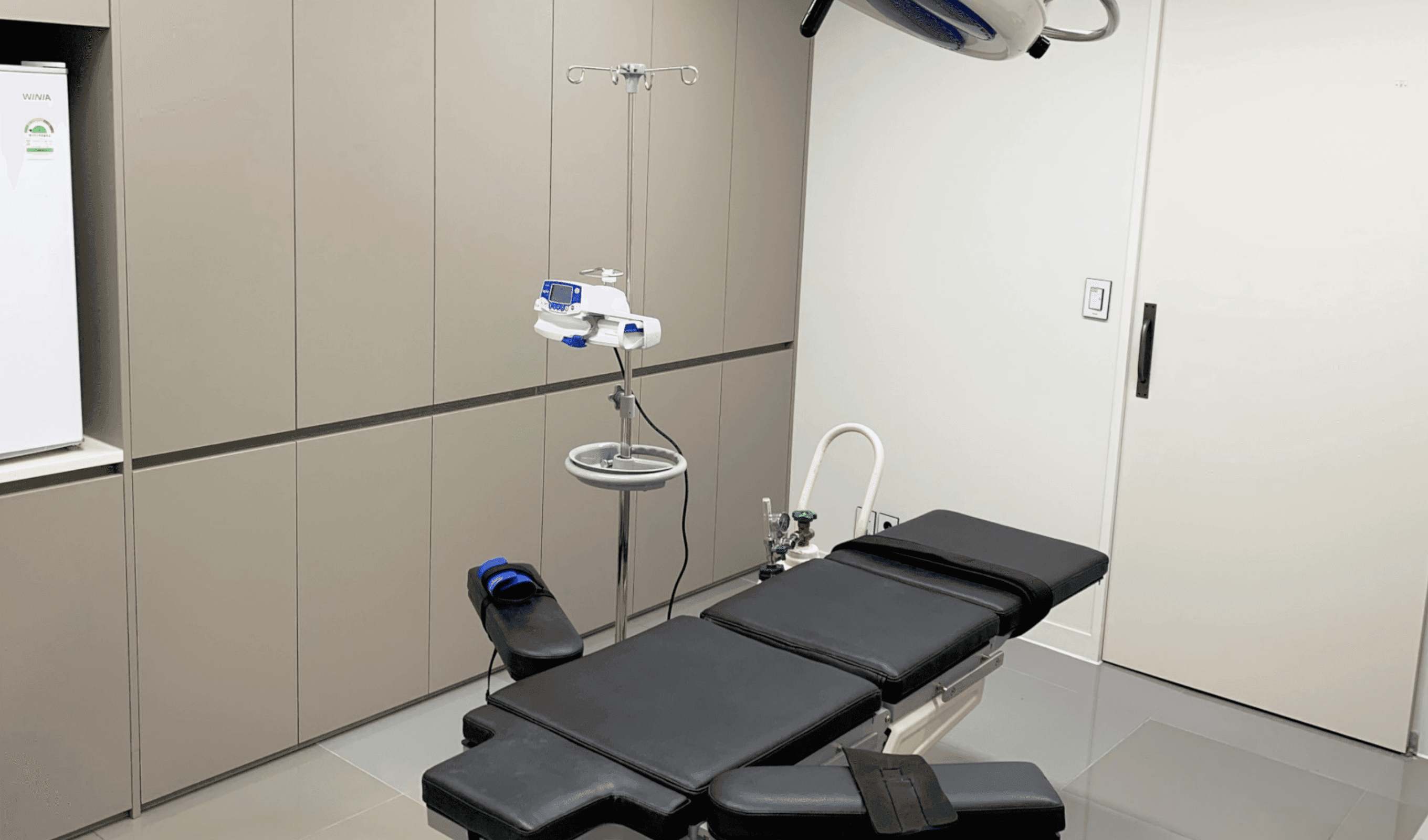 안전한 얼굴 지방 흡입 및 이식 수술을 위해 체계적으로 갖춰진 디마레 클리닉 무균 수술실