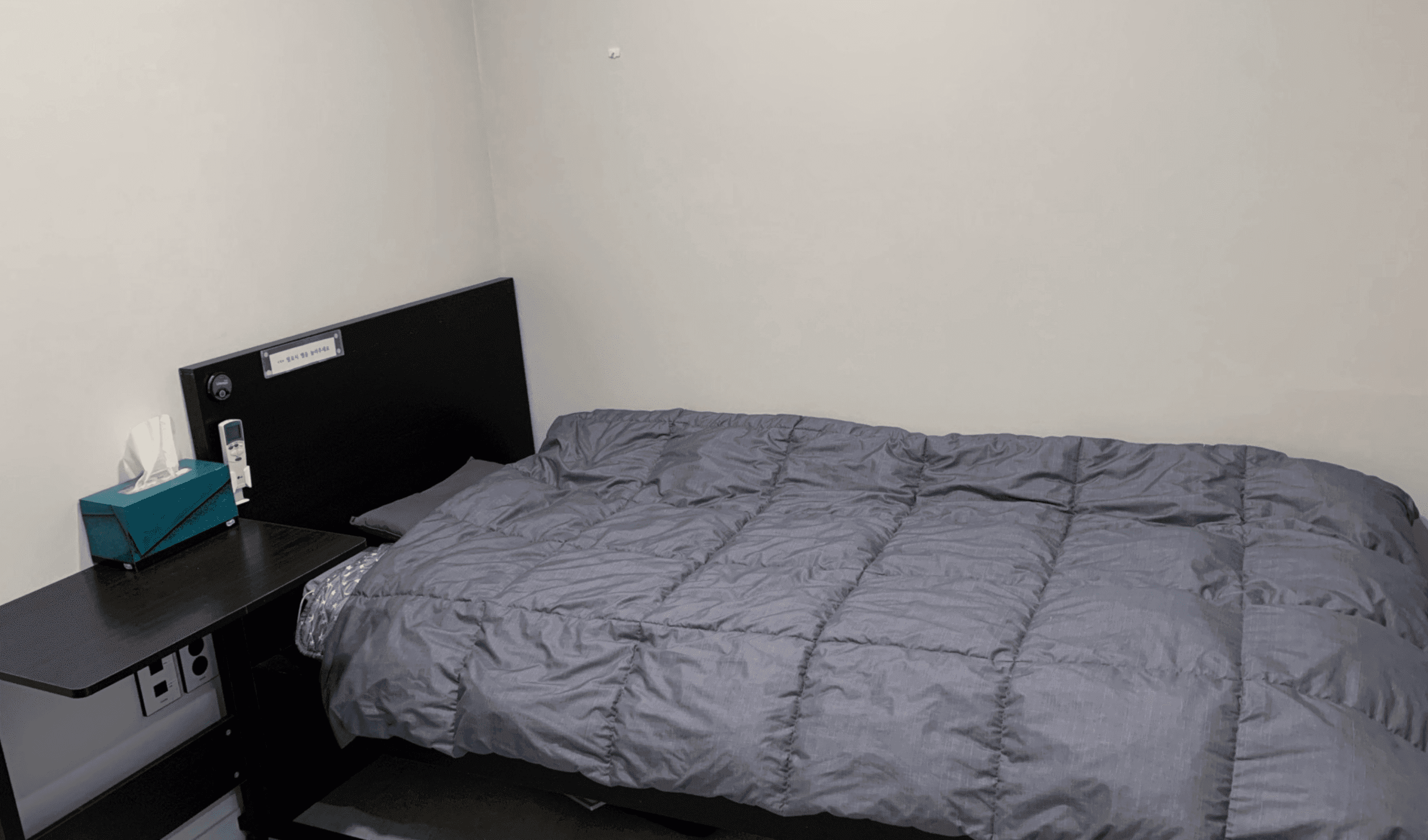 얼굴 지방 흡입 수술 후 온전한 휴식을 제공하는 아늑한 디마레 클리닉 1인 프라이빗 VIP 회복실