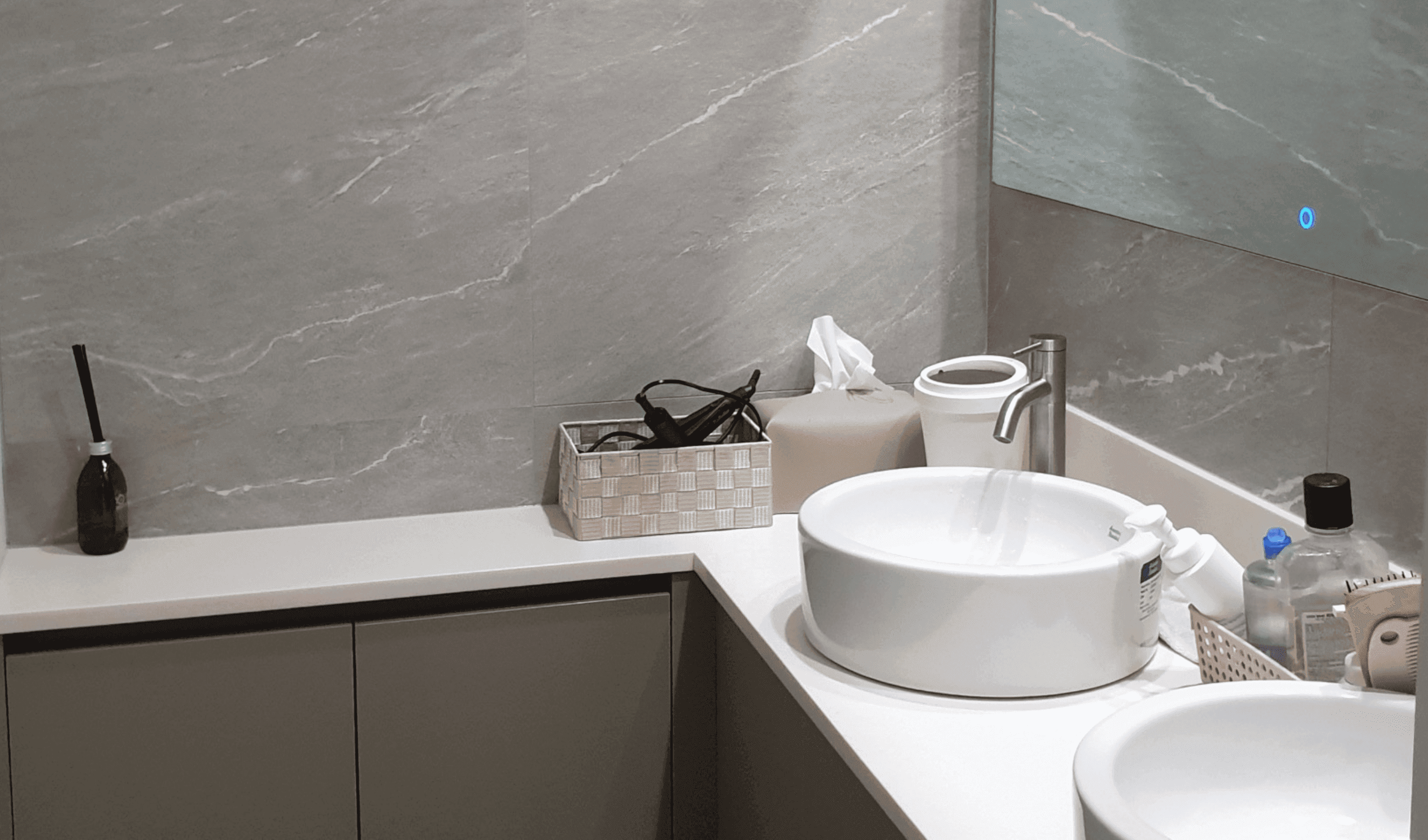 고급스러운 파우더룸, 시술 전 세안 및 시술 후 메이크업 정돈을 위한 깔끔한 세면 공간