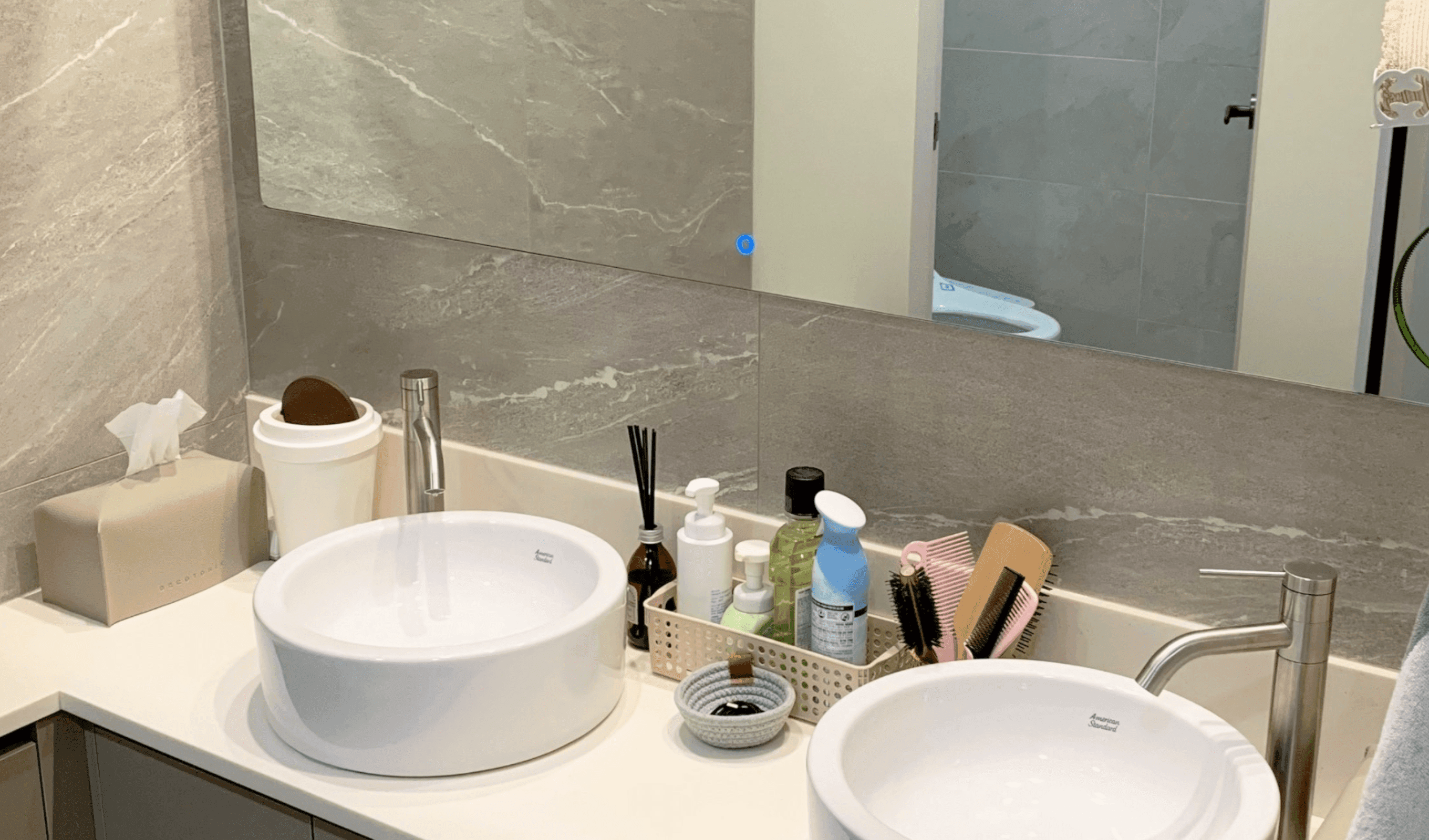 각종 어메니티가 깔끔하게 구비된 디마레 클리닉 파우더룸 내부 전경