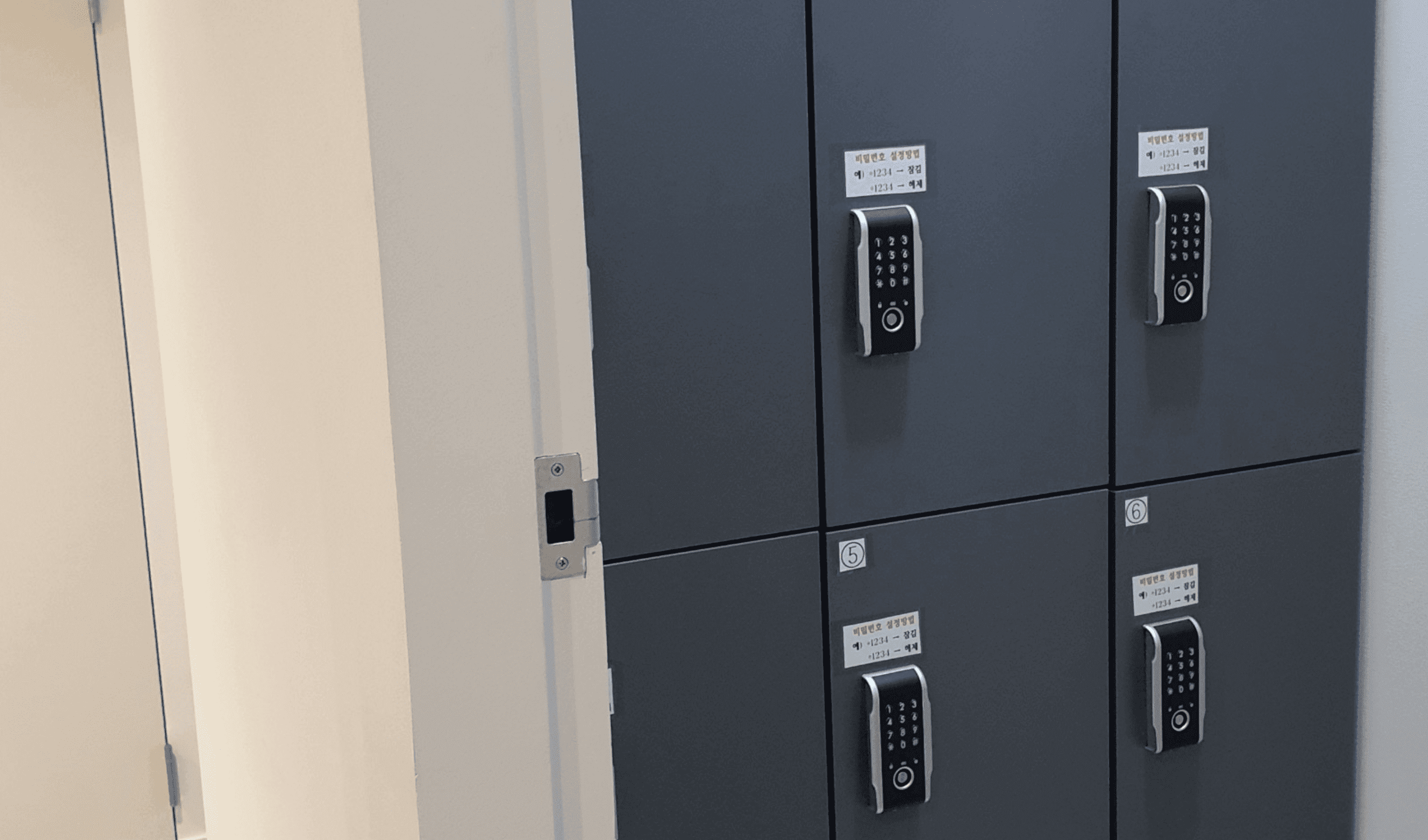 환자의 귀중품과 개인 의류를 안전하게 보관할 수 있는 디마레 클리닉 전자식 비밀번호 라커룸