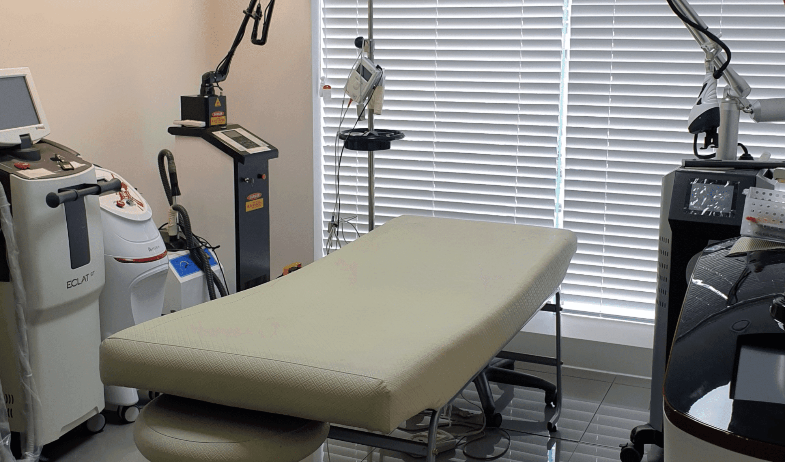 메디컬 스킨케어 룸, 최신 레이저 장비와 위생적인 베드가 구비된 전문 피부 관리실