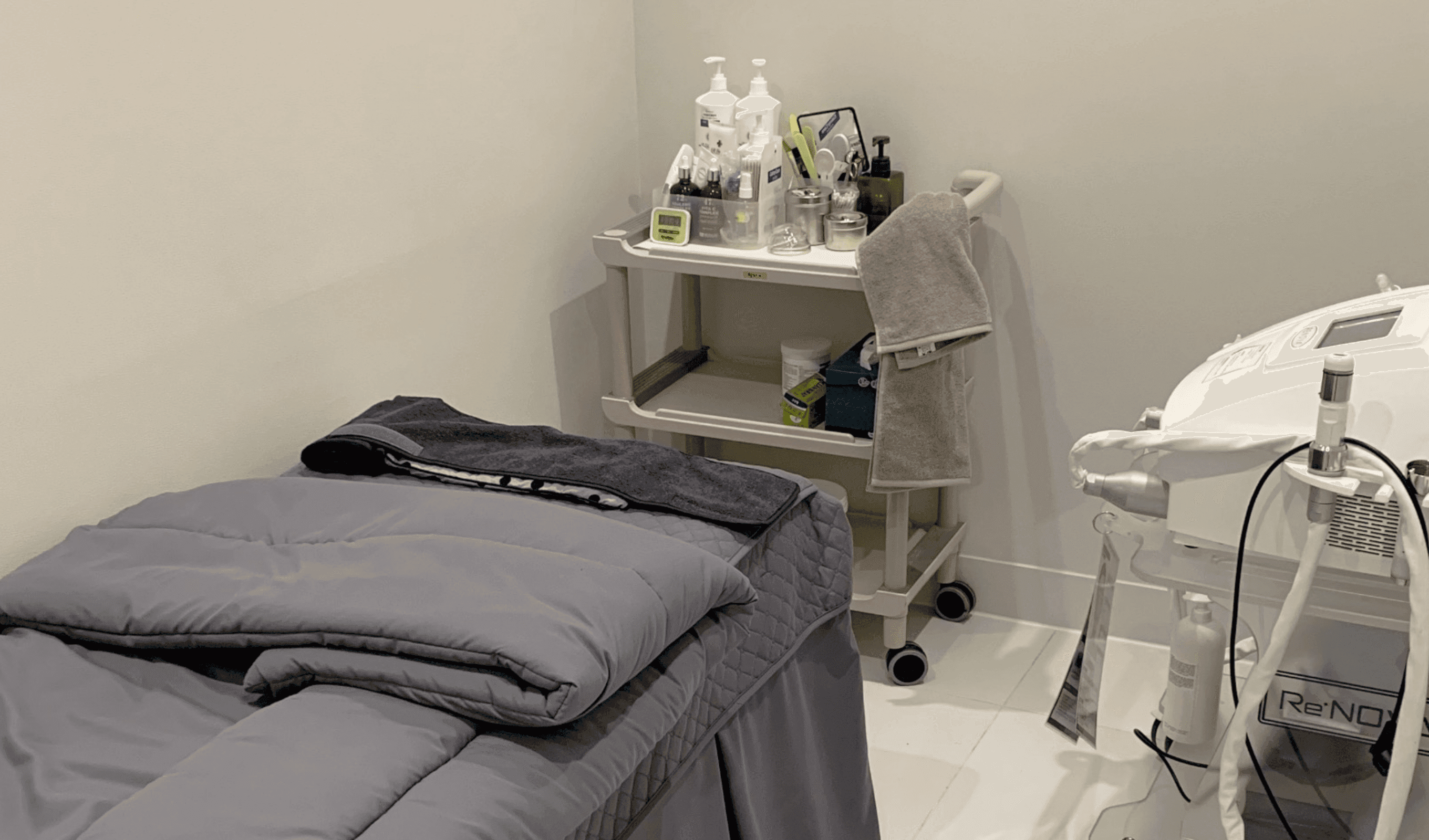 환자의 편안함을 최우선으로 고려한 디마레 클리닉 피부 관리실 베드 세팅