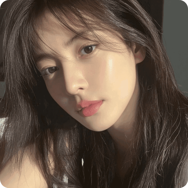 디마레 시술 후 피부 처짐 없이 탄력 있게 붙은 얼굴 라인 근접 사진