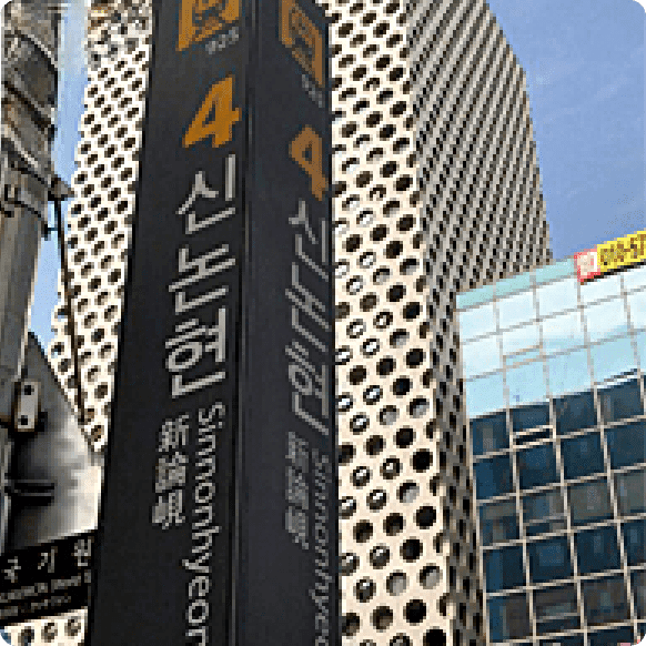 신논현역 4번 출구 앞, 디마레클리닉 자가용 및 도보 방문 시 진입 방향의 기준점이 되는 지하철 출구 기둥