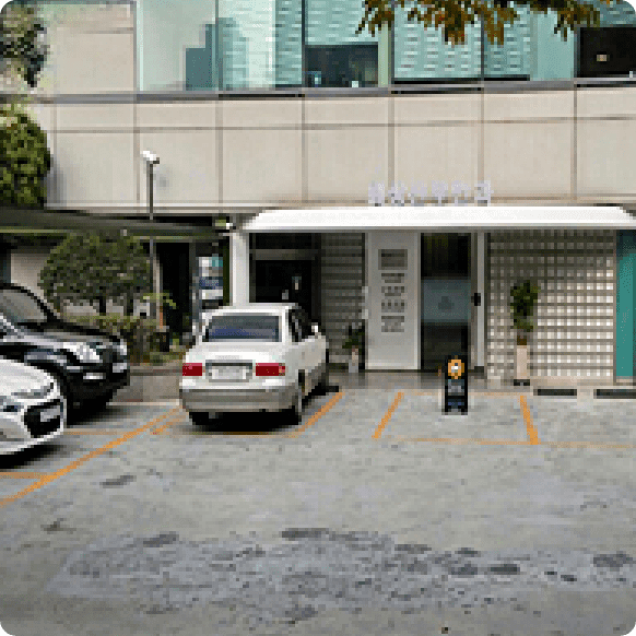 은성빌딩 1층 지상 주차장 전경, 주차 후 바로 연결되는 건물 뒷편 출입구 및 주차 공간 확인