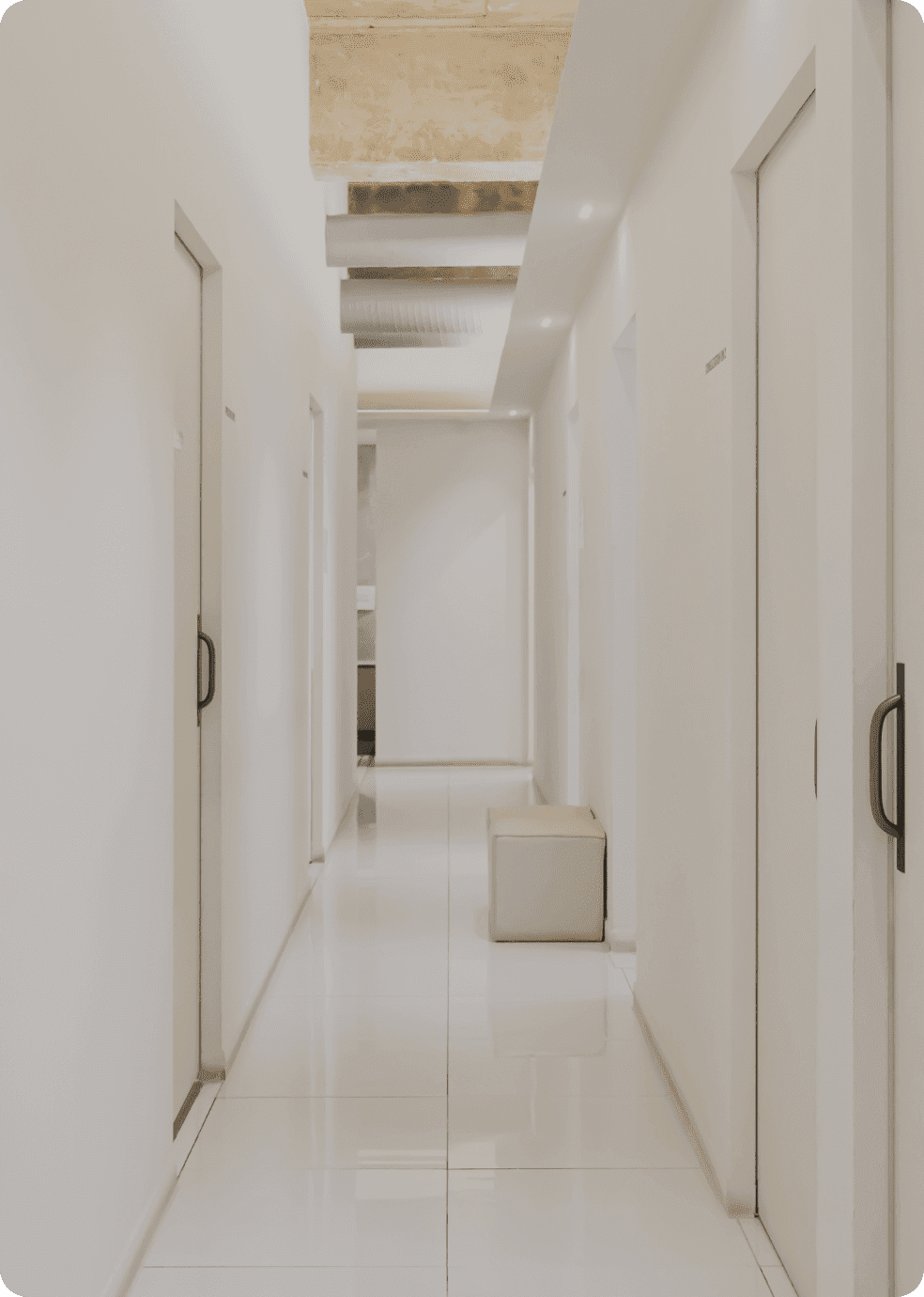 디마레클리닉 내부, 환자의 프라이버시와 심리적 안정을 고려한 차분하고 모던한 화이트 톤의 병원 복도