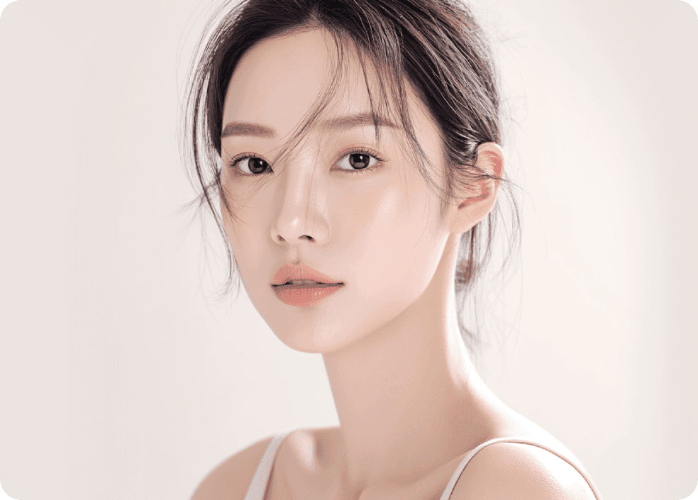 디마레 얼굴지방이식 3가지 차별화 기준, 과한 볼륨 대신 빛을 받는 면을 살린 라인(Standard 01), 이마에서 턱 끝까지 조화로운 전체 밸런스(Standard 02), 층별 주입으로 들뜸 없이 자연스러운 밀착 생착(Standard 03)을 표현한 모델 이미지