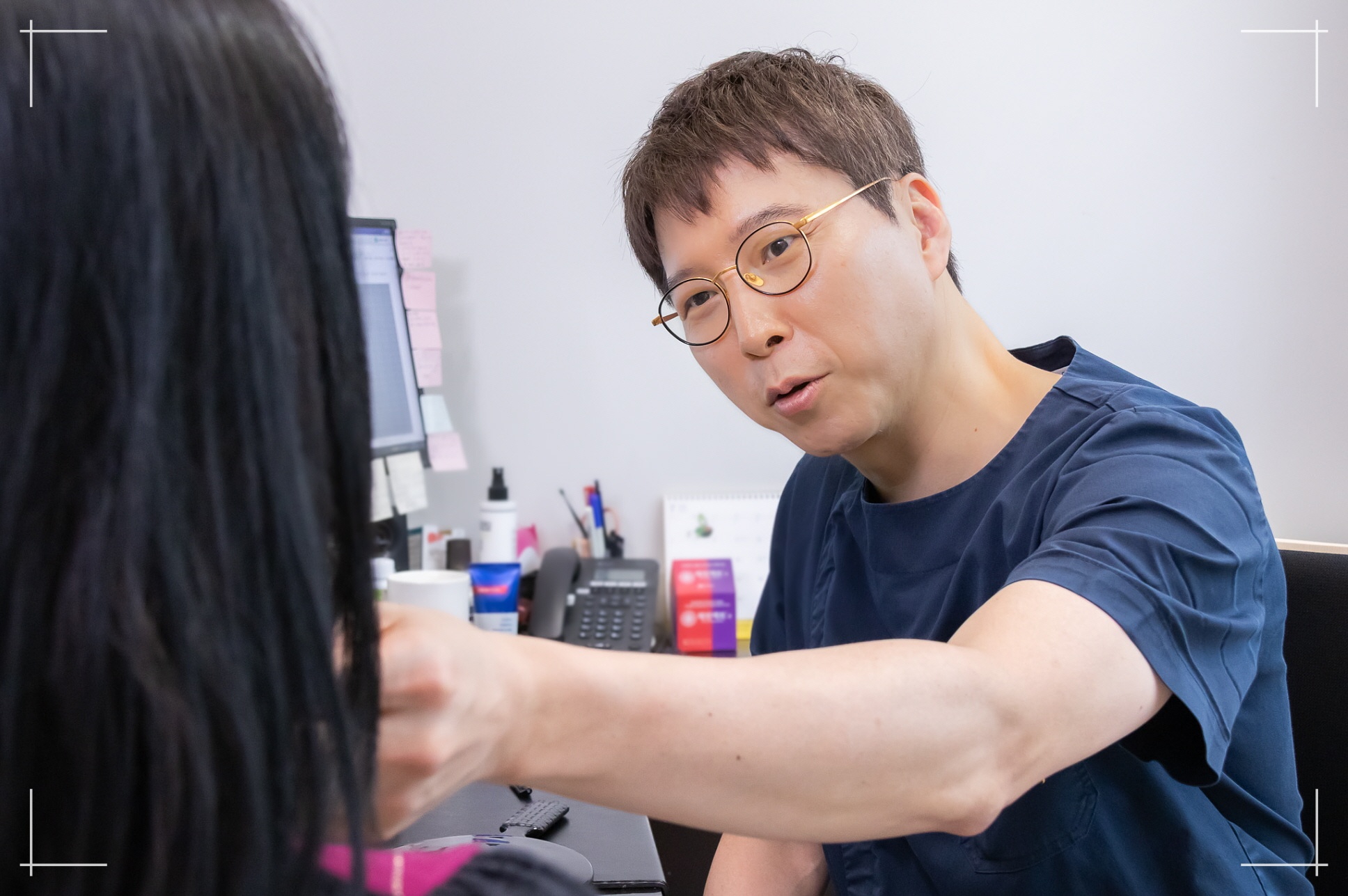 심부볼 제거 시술 디자인 설계중인 디마레클리닉 이하영 원장