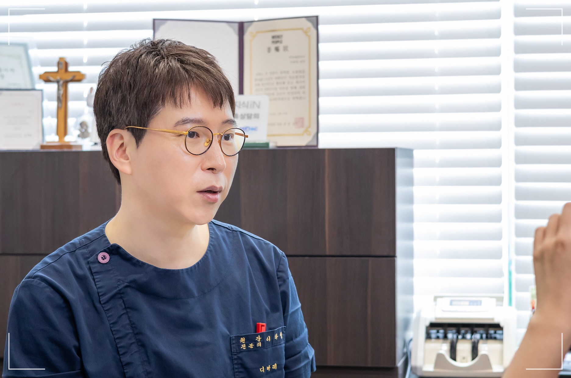 이중턱 지방흡입 효과 없음을 방지하기 위해 중요한 조건을 설명하는 디마레클리닉 이하영 원장
