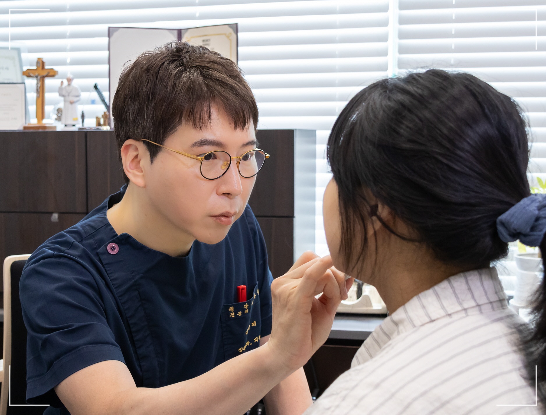 이중턱 지방흡입 효과 없음을 경험하지 않도록 얼굴라인 설계에 공을 들이는 디마레클리닉 이하영 원장의 모습