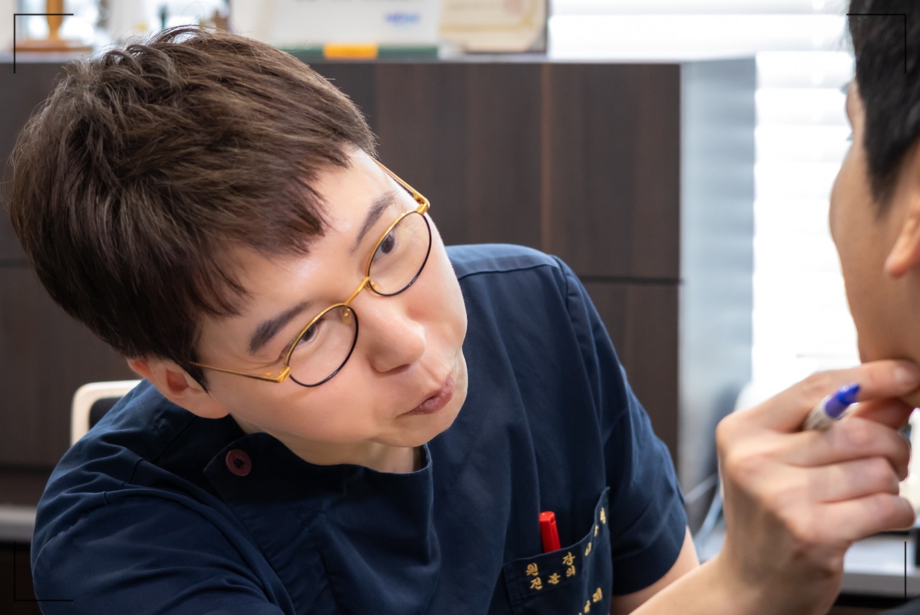 옆광대 작아지는법 고민으로 오신 분을 진료중인 디마레클리닉 이하영 원장